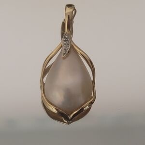 14k Solid Yellow Gold Mabe Pearl Diamond Pendant. New